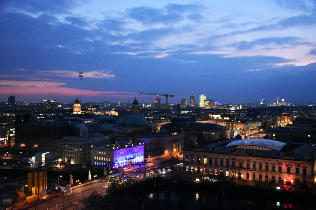 berlin nocą widok z dachu katedry