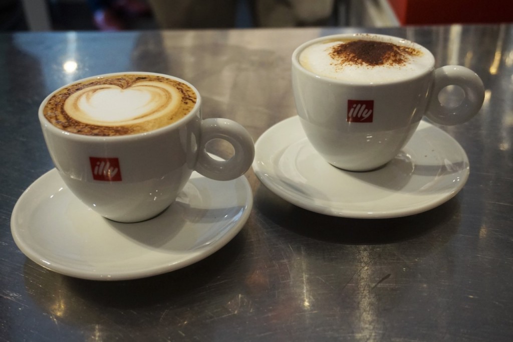 illy najlepsza włoska kawa filiżanki capuccino