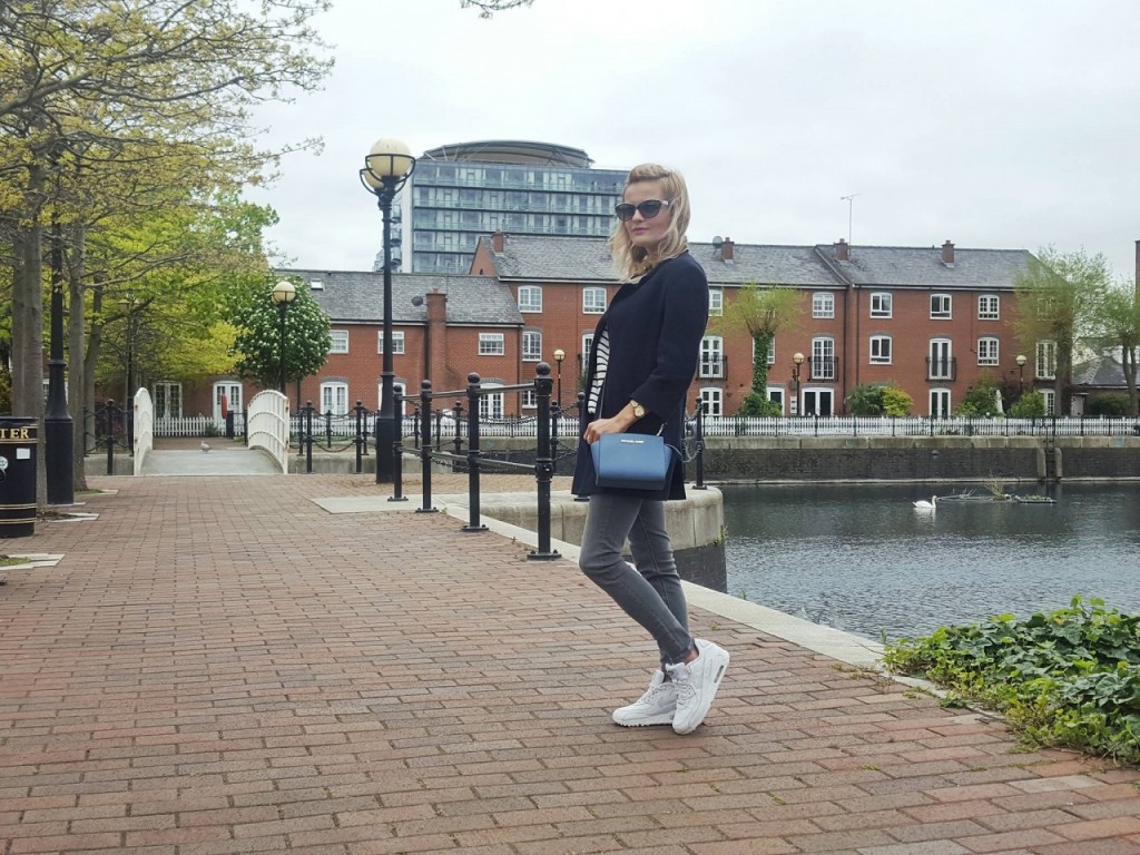 wygodna stylizacja na spacer szare jeansy topshop Manchester blog moda podróże