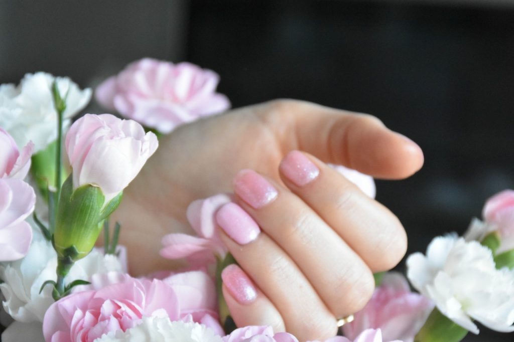 delikatny manicure hybrydowy semilac róż