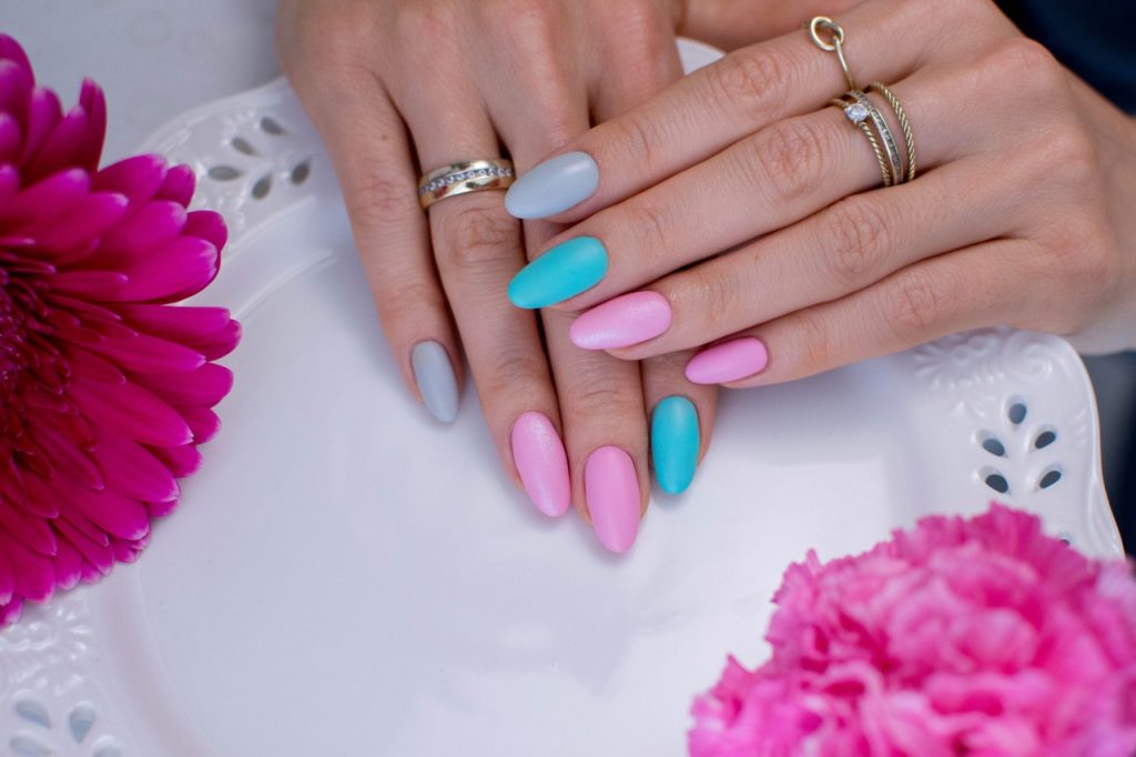 matowy manicure hybrydowy